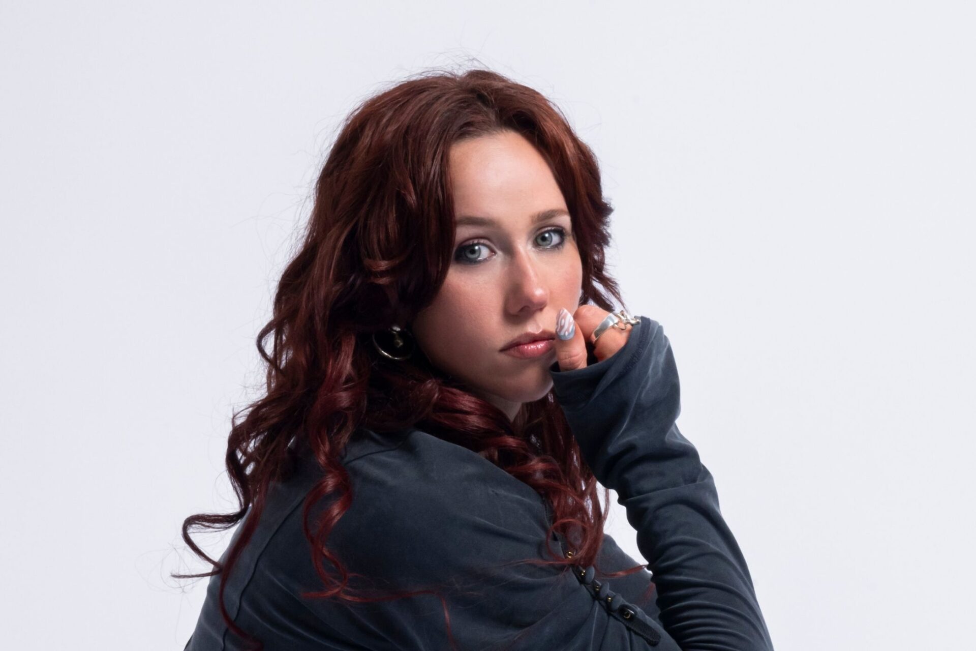 Anjunabeats releases XIRA’s debut solo single ‘Feel’ – one of dance music’s most recognizable voices